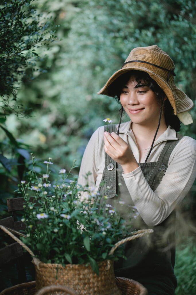 Woman holding a daisy